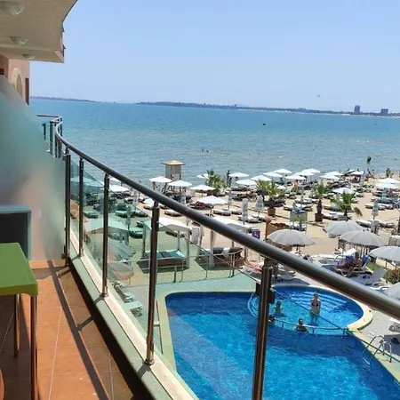 Beachfront By Marty's Apartman